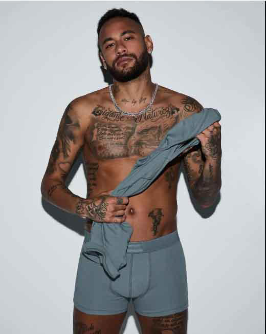 Neymar na campanha de cueca para a marca de Kim Kardashian
