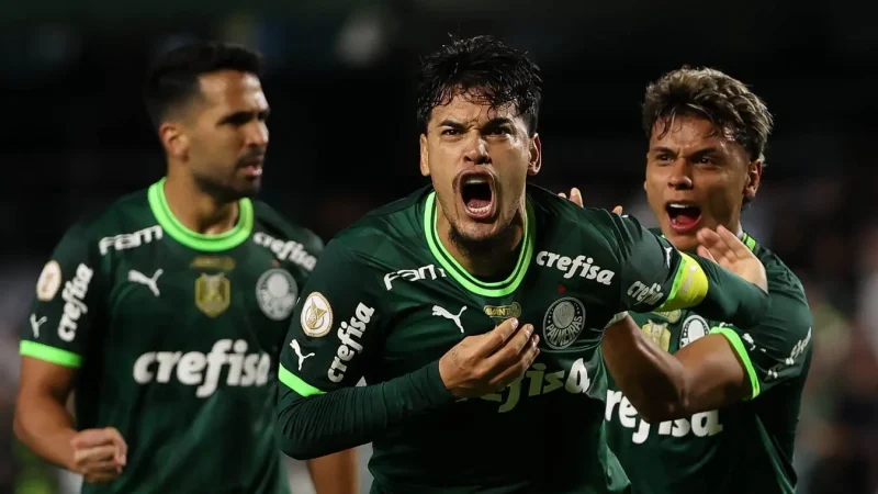 Com gols que ‘caíram do céu’, Palmeiras vence o Coritiba