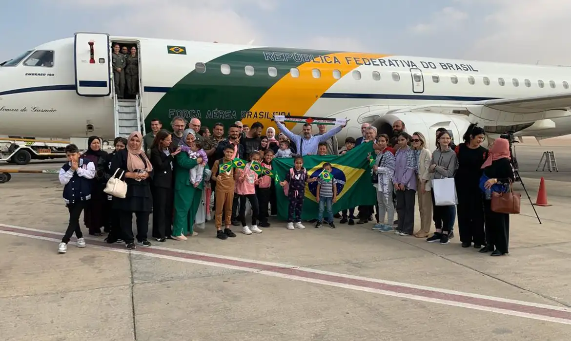 Brasileiros repatriados de Gaza chegam ao Brasil nesta segunda