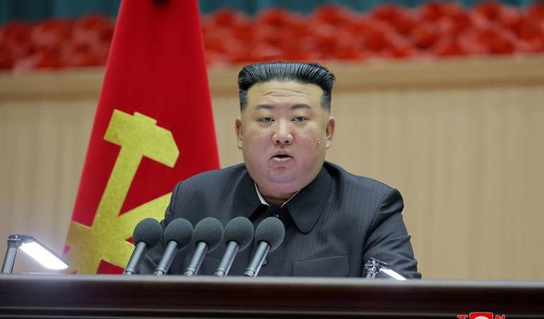Líder da Coreia do Norte ordena que militares acelerem preparativos de guerra, diz mídia estatal