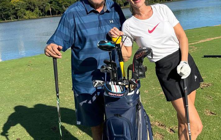 Galvão Bueno exibe habilidade no golfe ao lado da família