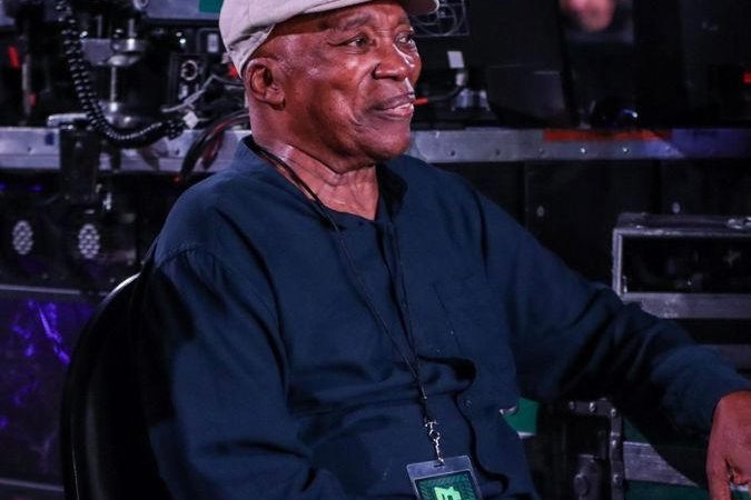 Aos 81 anos de idade, Milton Nascimento curte aposentadoria e se diverte com filho