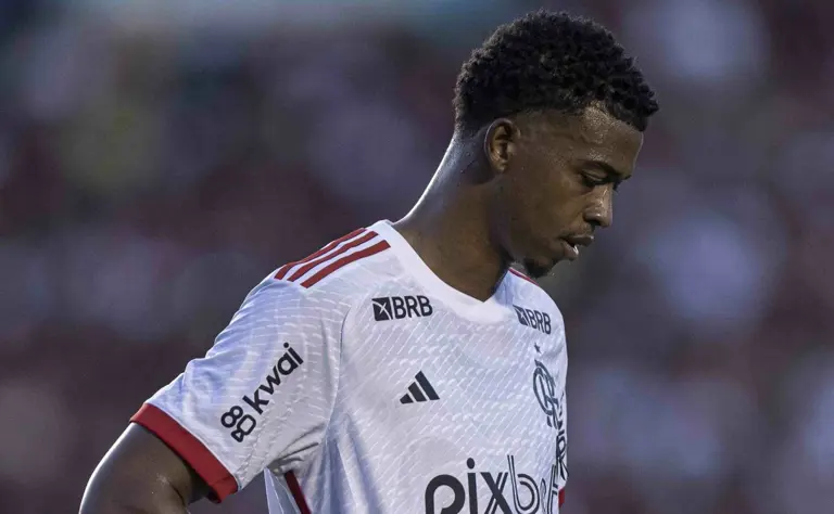 Saída de Carlinhos do Flamengo já tem situação divulgada e diretoria define futuro do atacante