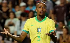 Seleção Brasileira: Atacante sofre entrada de Éder Militão e deixa campo machucado