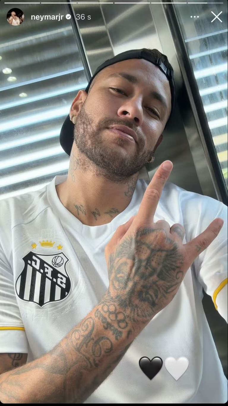 Camisa do Santos com nome e número de Neymar é encontrada em barraca na Espanha