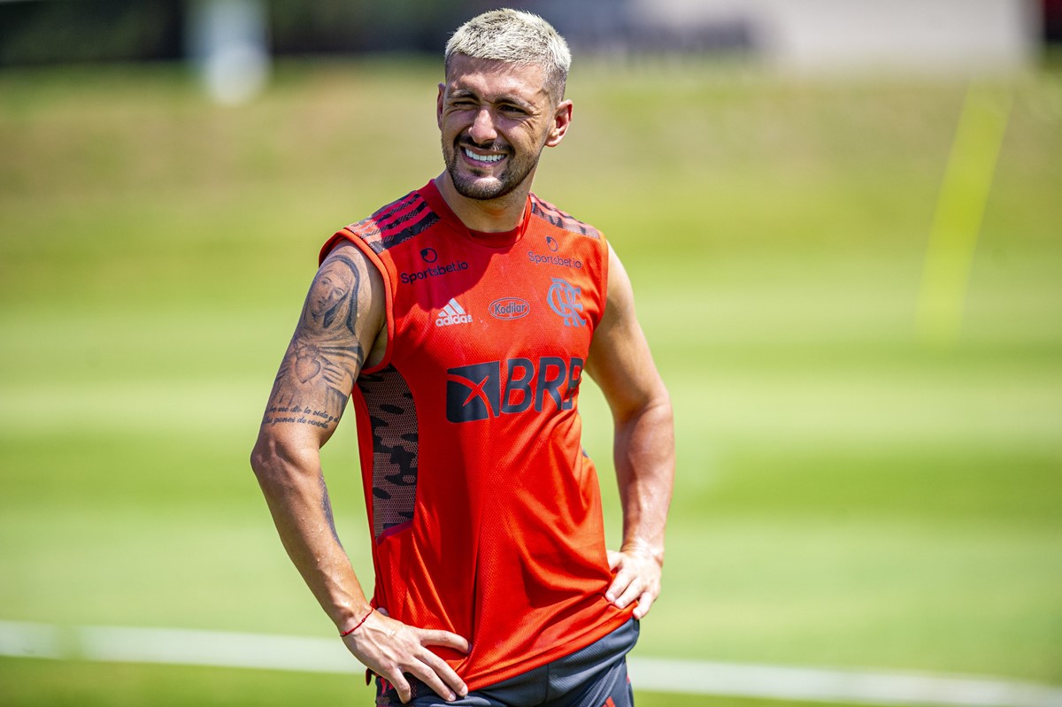 Arrascaeta recusa o River Plate e aceita deixar o Flamengo para jogar apenas em um clube