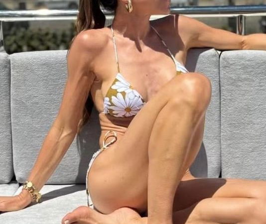 Apresentadora Patrícia Abravanel curte férias no verão europeu