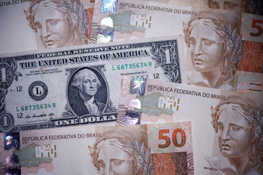 Dólar recua quase 2% após BC vender US$8 bi à vista e falas de Galípolo