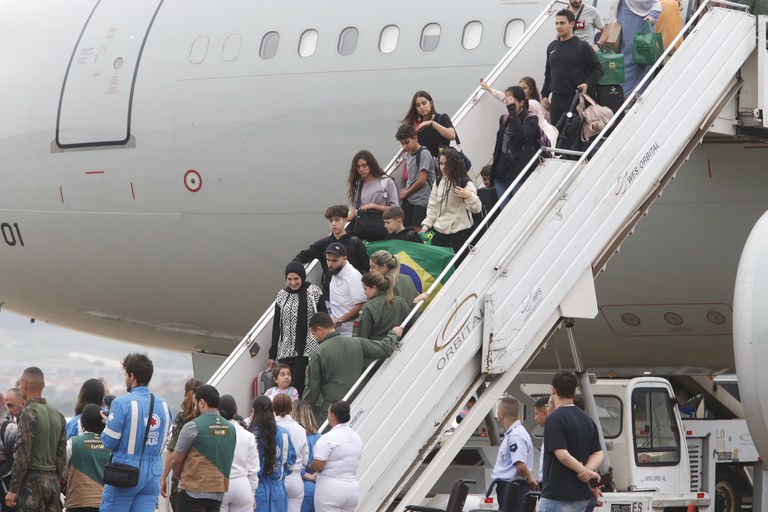 Voo com repatriados dos EUA chega nesta segunda-feira (4)