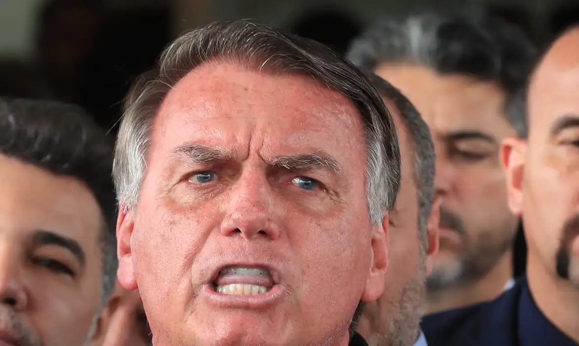 Moraes decreta prisão domiciliar e apreensão na casa de Bolsonaro