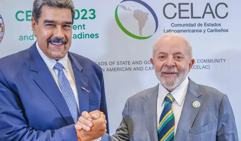 Venezuela envia navios da Marinha para patrulhar costa em meio à pressão dos EUA