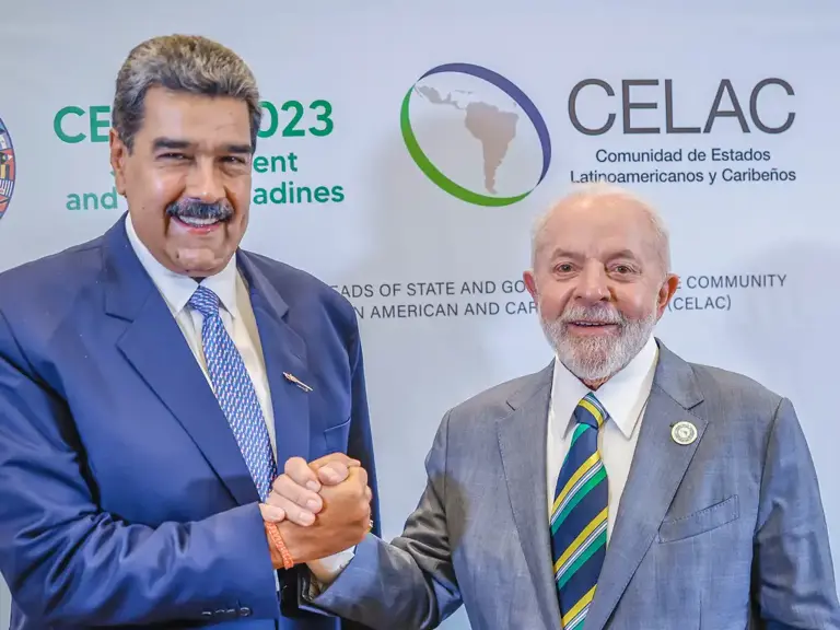 Venezuela envia navios da Marinha para patrulhar costa em meio à pressão dos EUA