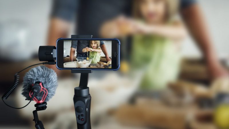 Menores influenciadores digitais só poderão atuar com autorização judicial.
