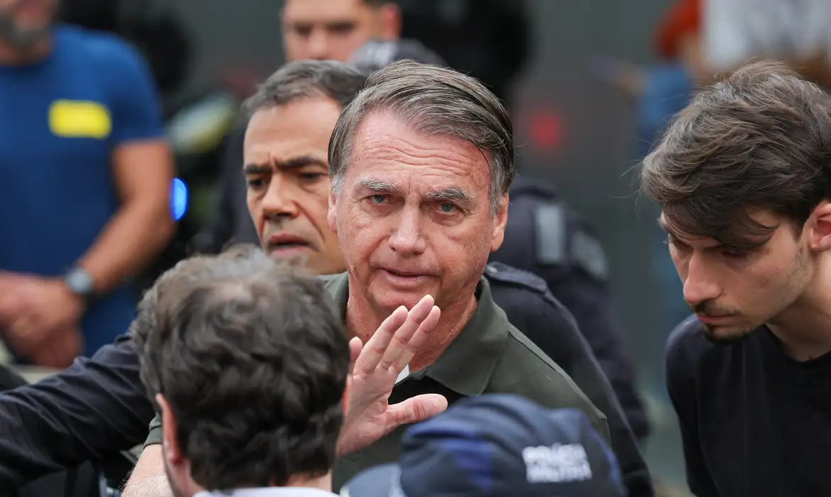 Exames de Bolsonaro mostram anemia e pneumonia residual