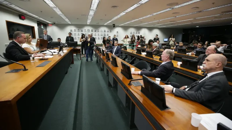 Câmara abre processo que pode cassar mandato de Eduardo Bolsonaro