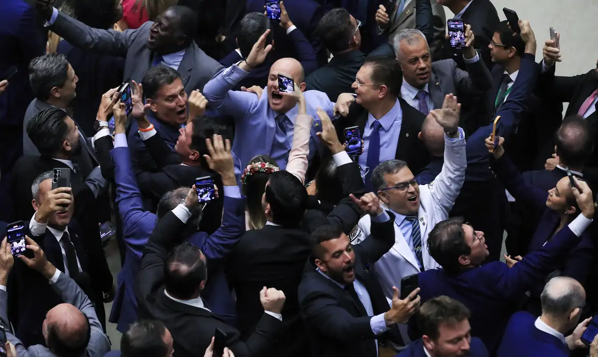 Câmara dos Deputados retira da pauta MP do IOF; governo prevê rombo