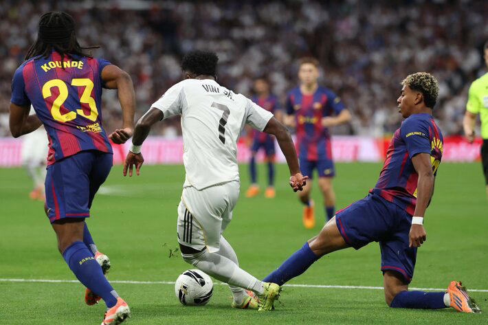 Real Madrid vence o Barcelona e dispara na liderança de La Liga em dia de fúria de Vini Jr.