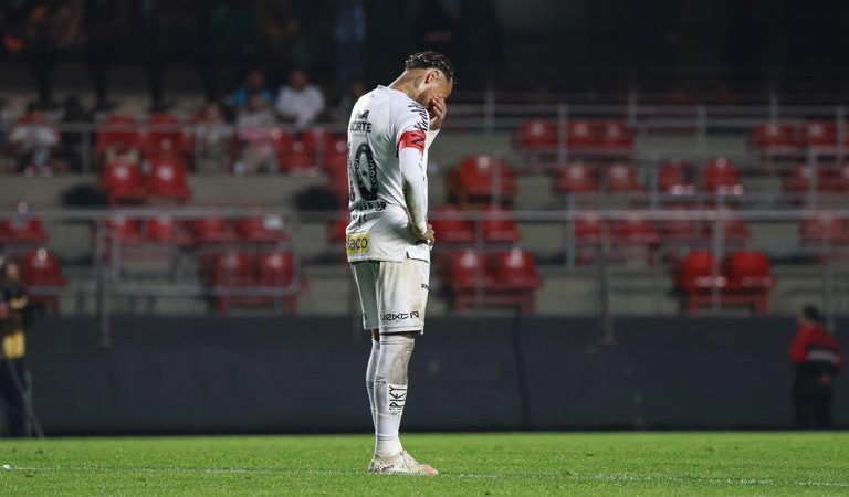 Santos, Inter ou Vasco? IA crava gigante rebaixado no Brasileirão