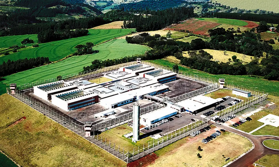 Sete chefes do Comando Vermelho são trazidos para Catanduvas, no Paraná