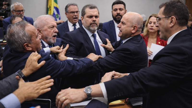 CPMI do INSS tem empurra-empurra e quebra de sigilo de filho de Lula