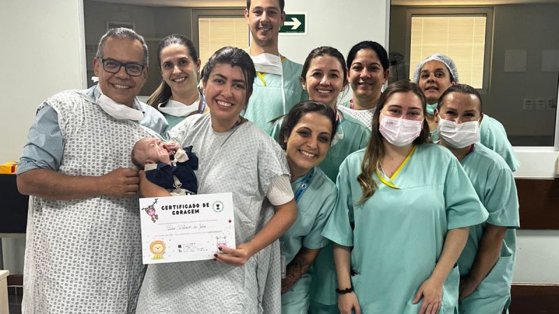 Mães de bebês prematuros recebem apoio em saúde mental no Paraná