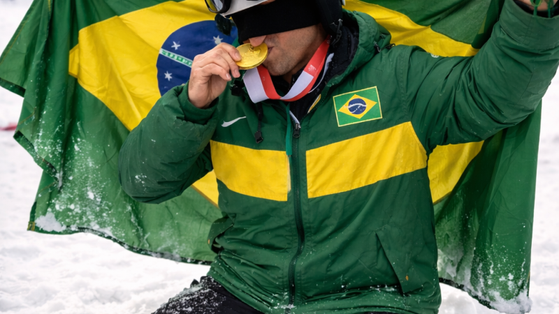 Brasil leva ouro com Lucas Pinheiro nas Olimpíadas de Inverno 2026