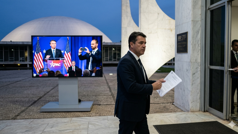 Defesa de Bolsonaro diz que ex-presidente não sabia de vídeo do filho