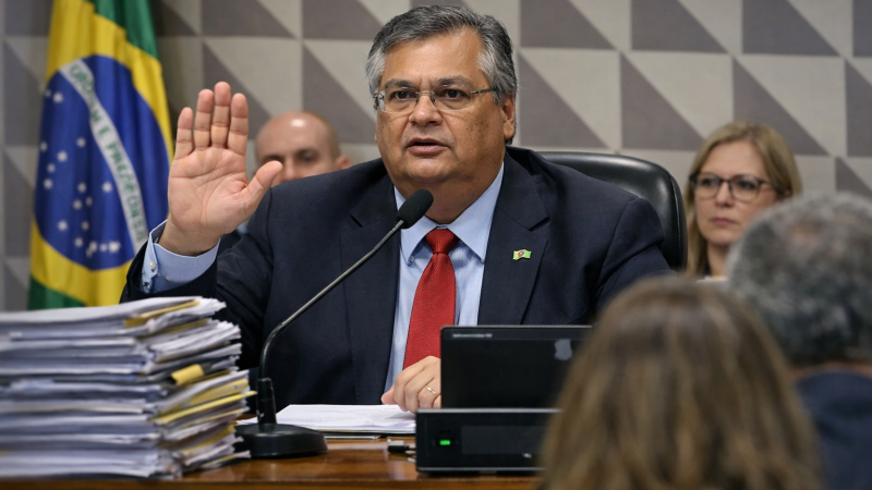 Dino suspende aprovação em bloco de requerimentos pela CPMI do INSS