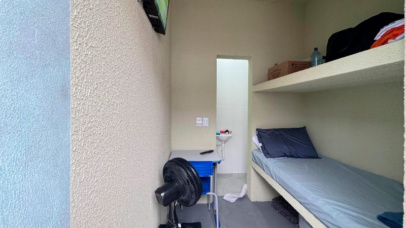 Secretaria da Segurança Pública divulga novas imagens da cela de Filipe Martins em Ponta Grossa