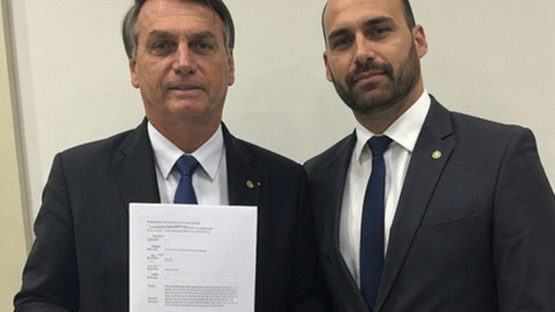 Eduardo Bolsonaro aparece como produtor executivo de filme sobre o pai