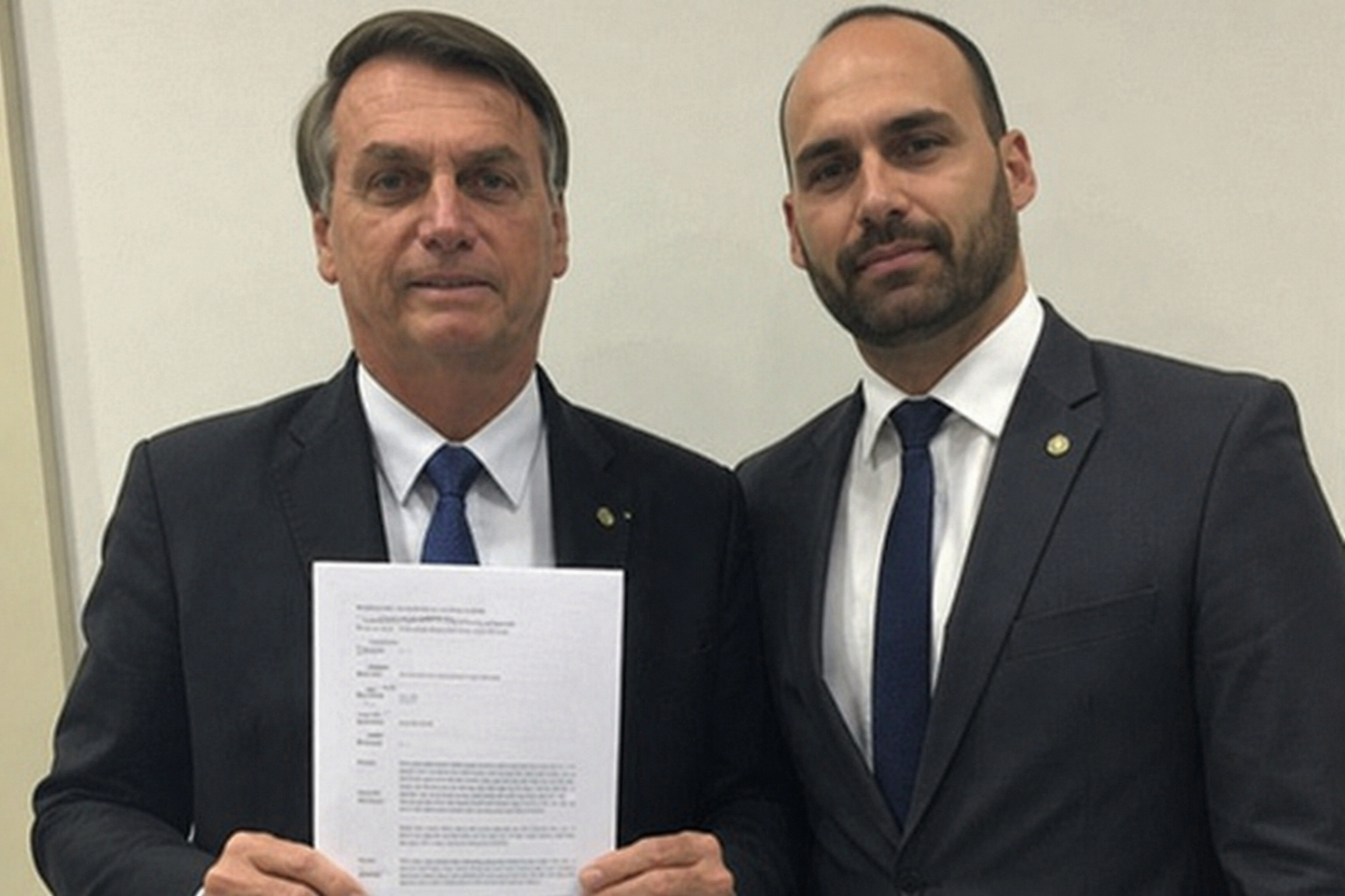 Eduardo Bolsonaro aparece como produtor executivo de filme sobre o pai