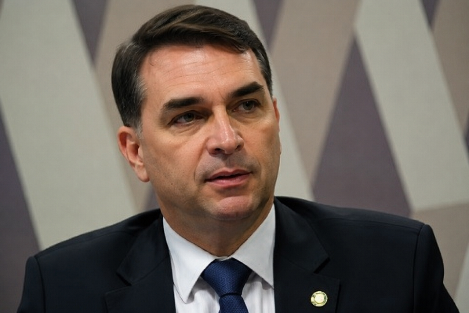 Flávio Bolsonaro confirma visita a Vorcaro durante prisão domiciliar