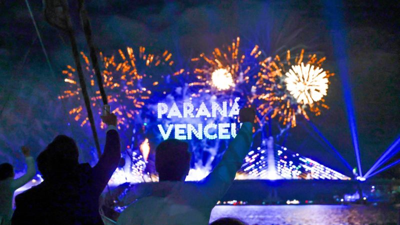 Show de luzes, drones e música emociona o público e celebra entrega da Ponte de Guaratuba