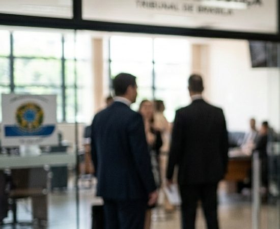Justiça suspende regra que permite dentista fazer harmonização facial