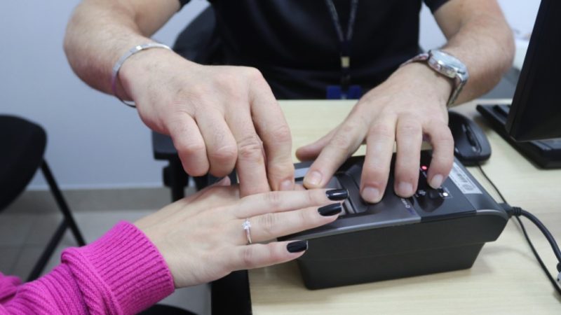Beneficiários do Bolsa Família e BPC precisam regularizar biometria para manter acesso aos benefícios