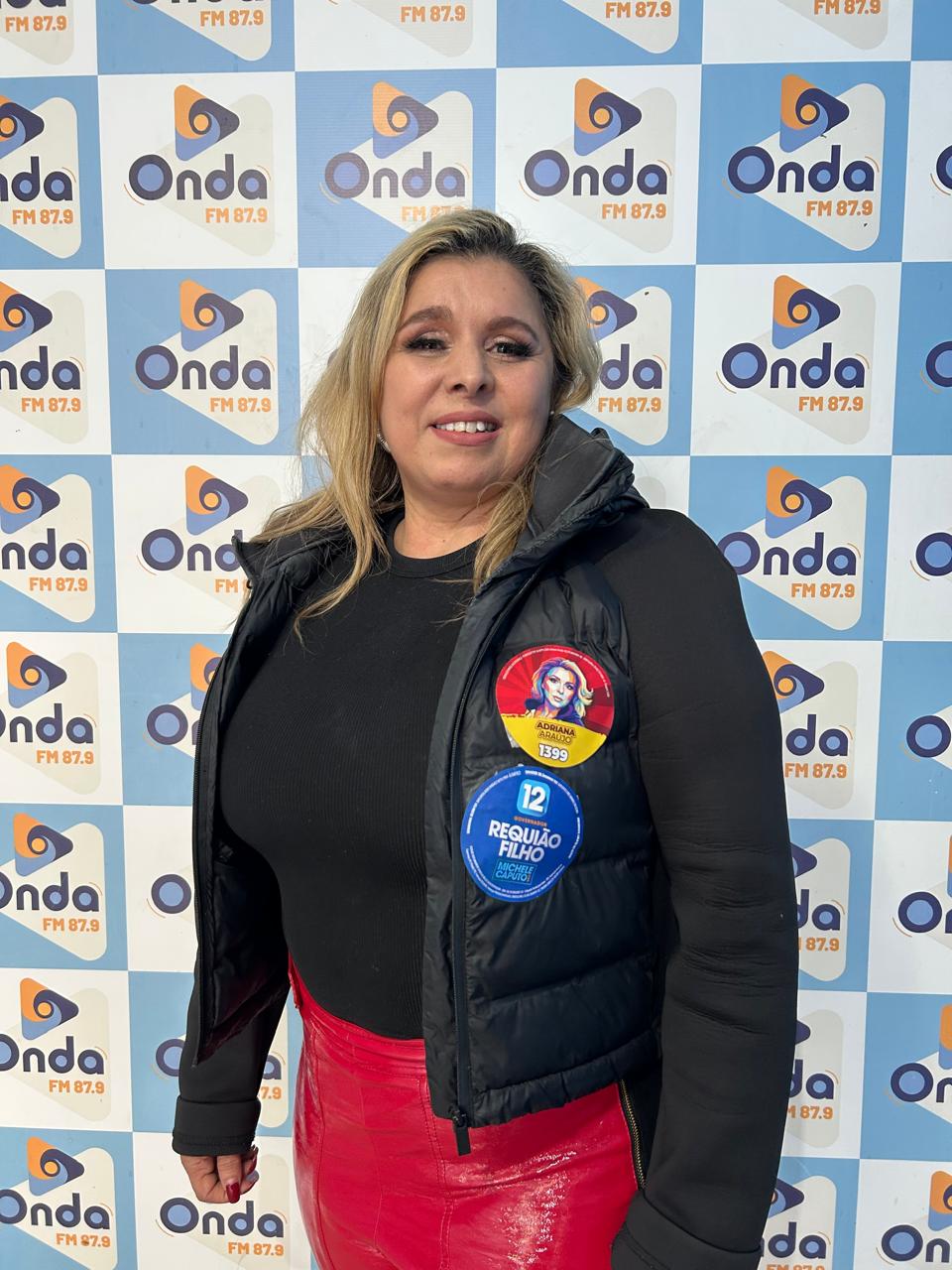 Adriana Araújo apresenta propostas para saúde, educação e prevenção de enchentes em entrevista à Onda FM