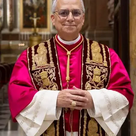 Papa Leão XIV recebe alta após cirurgia e pode retomar atividades